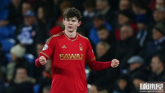 他在中场的 他在中场的